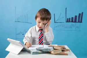 Criança estudando finanças
